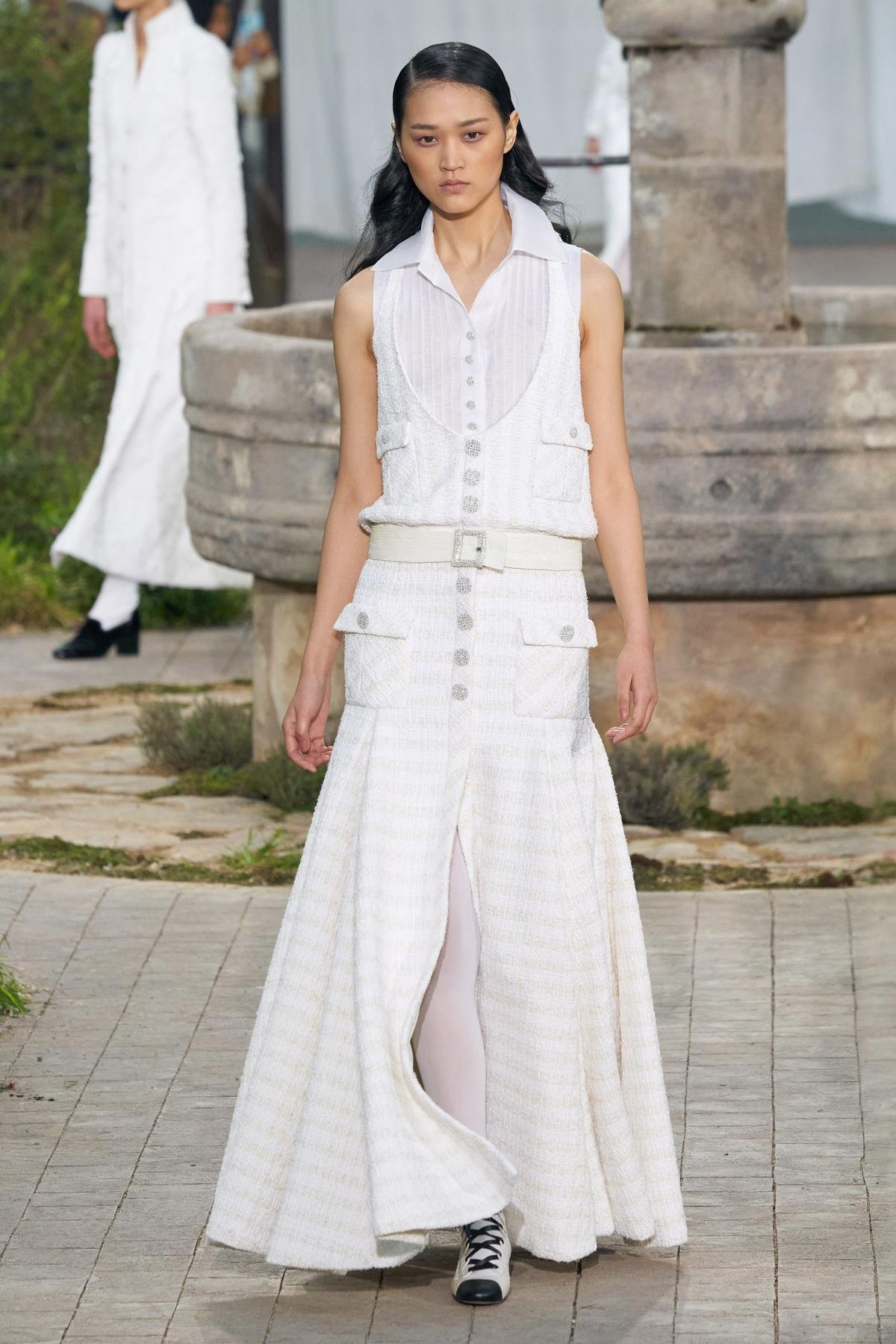 Chanel Couture 2020 - khi tuổi thơ khốn khó trong tu viện trở thành nguồn cảm hứng nên thơ Ảnh 10