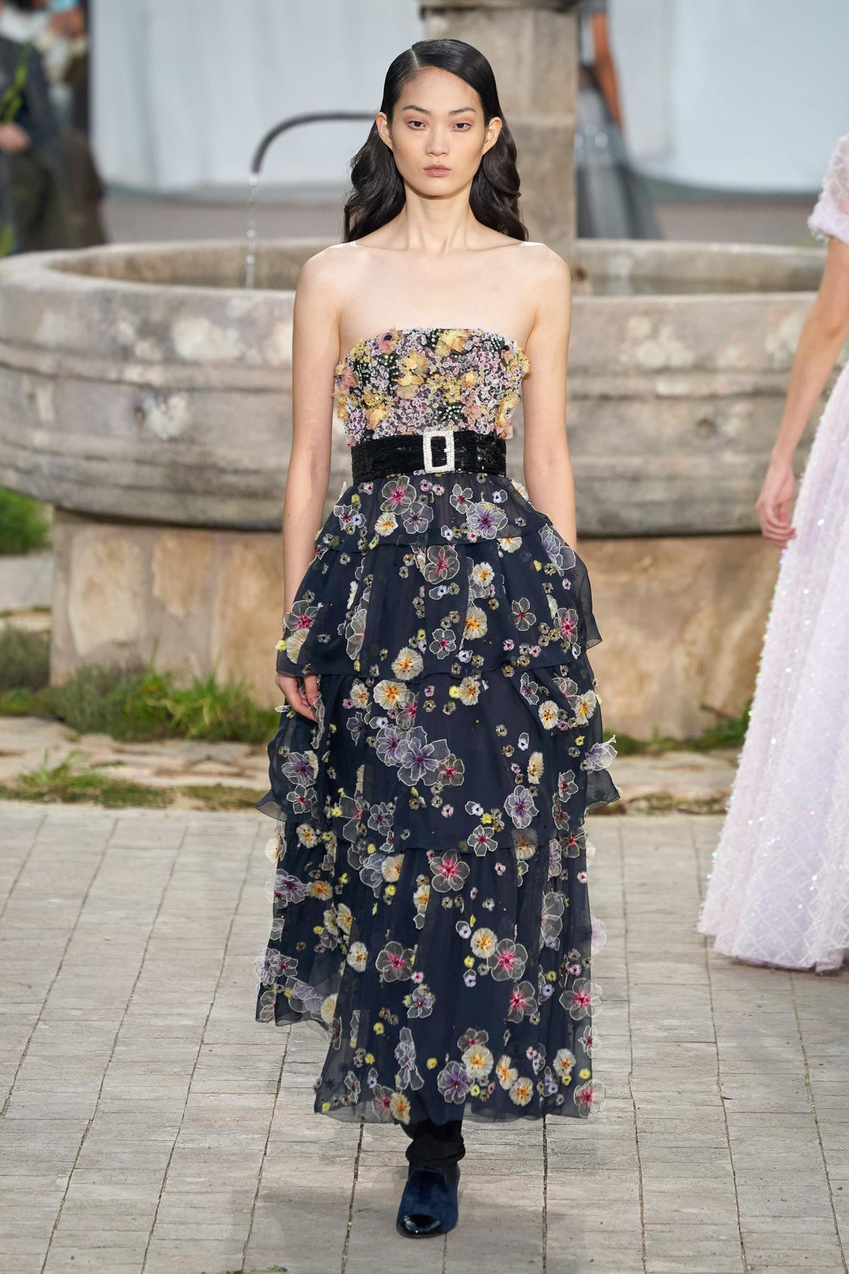 Chanel Couture 2020 - khi tuổi thơ khốn khó trong tu viện trở thành nguồn cảm hứng nên thơ Ảnh 13