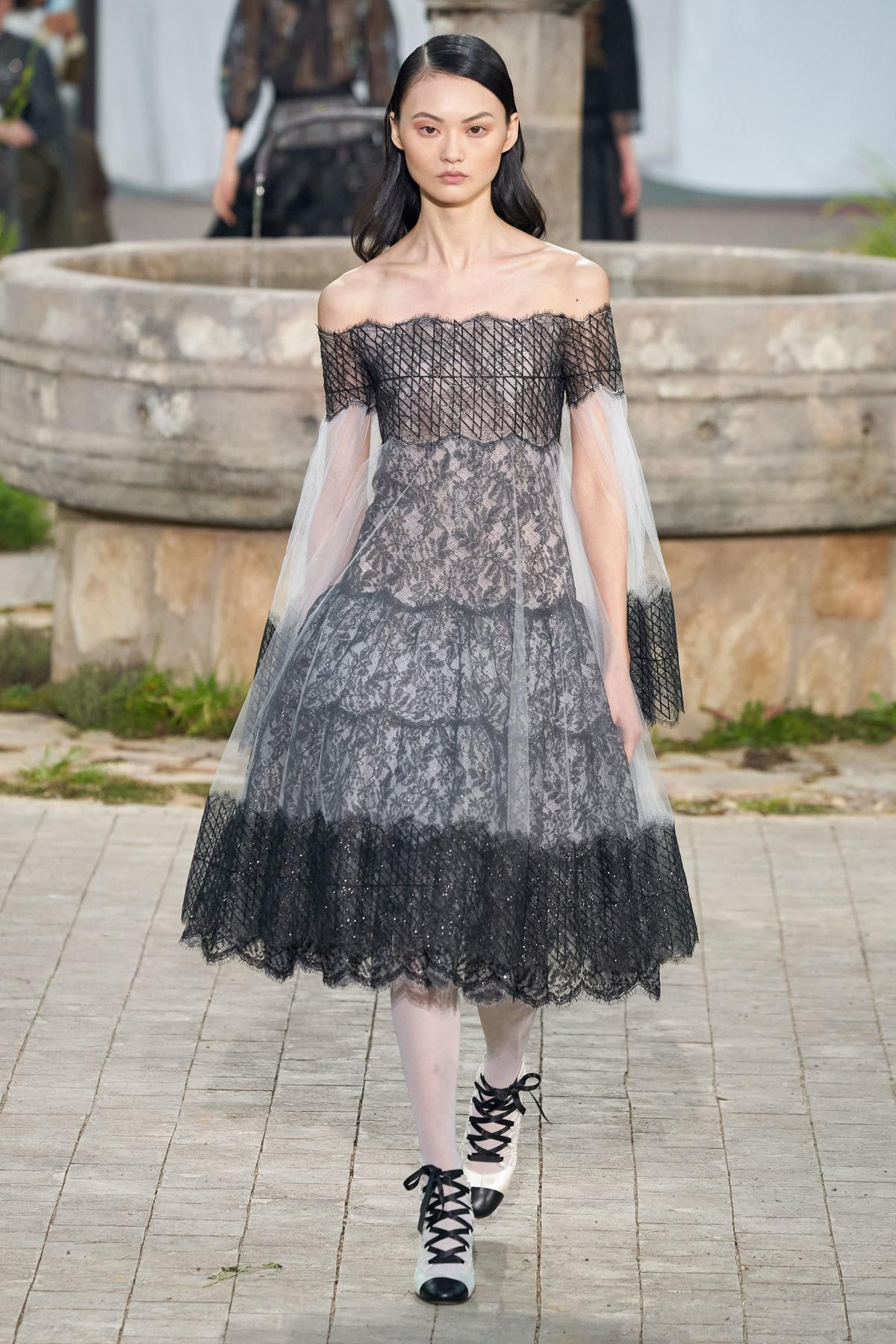 Chanel Couture 2020 - khi tuổi thơ khốn khó trong tu viện trở thành nguồn cảm hứng nên thơ Ảnh 14