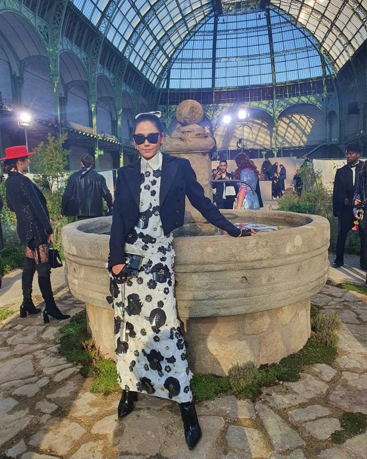 'Phạm Băng Băng' xứ Thái mô phỏng gu thời trang của Karl Lagerfeld tại Paris Fashion Week Ảnh 2