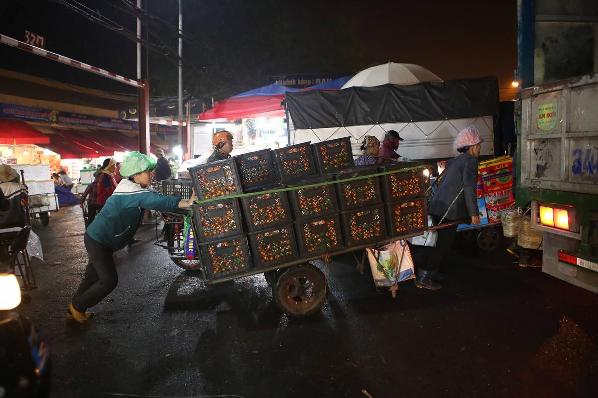 Những ‘bóng hồng’ lam lũ mưu sinh ở chợ Long Biên ngày cận Tết Ảnh 8