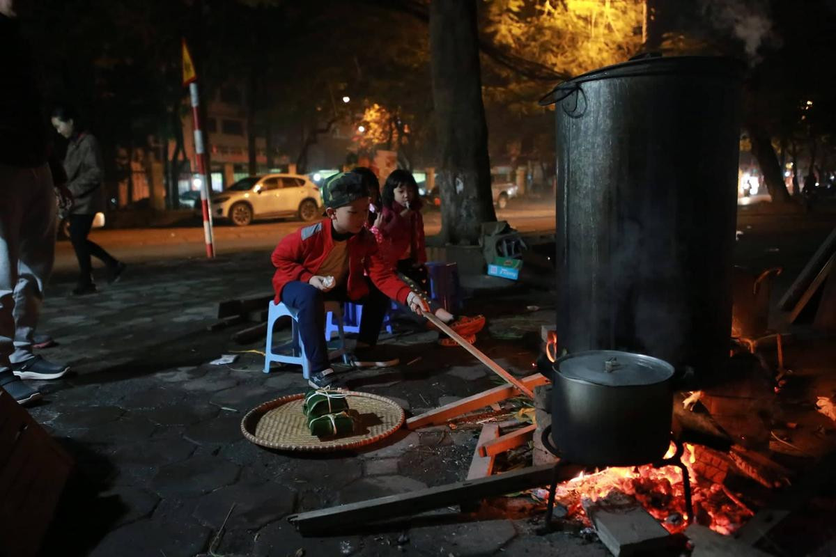 Người Hà Nội thức trắng đêm bên nồi bánh chưng ngày sát Tết Ảnh 8