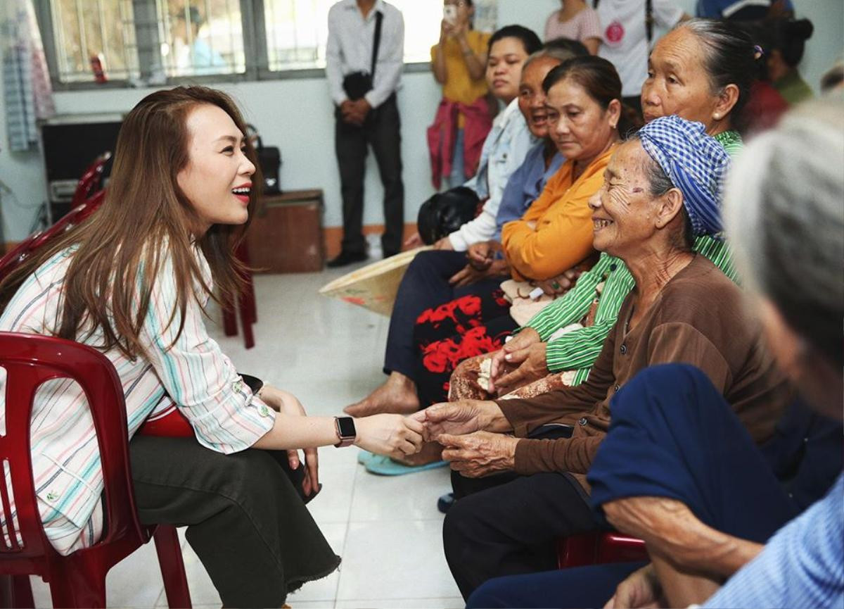 Đến hẹn lại lên: Mỹ Tâm về quê gói bánh, làm mứt dừa cùng gia đình đón Tết Ảnh 11