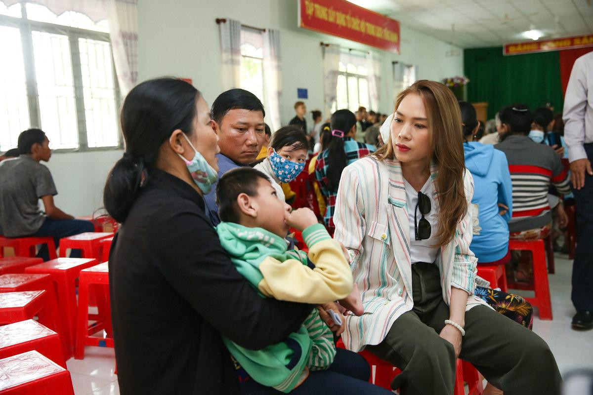 Đến hẹn lại lên: Mỹ Tâm về quê gói bánh, làm mứt dừa cùng gia đình đón Tết Ảnh 7