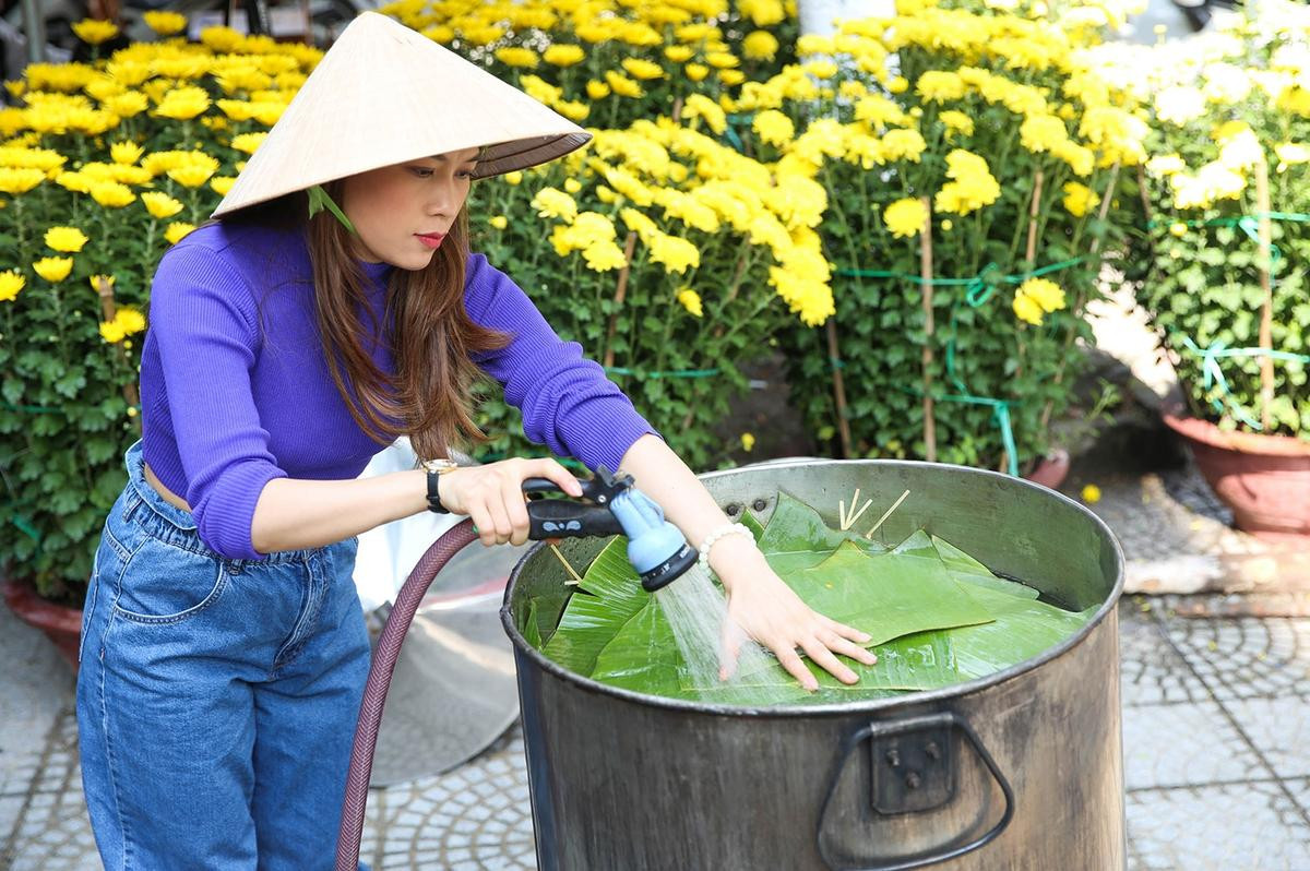 Đến hẹn lại lên: Mỹ Tâm về quê gói bánh, làm mứt dừa cùng gia đình đón Tết Ảnh 4