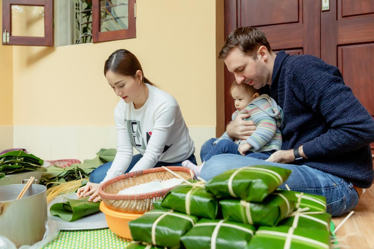 Con gái Lan Phương thích thú cùng bố mẹ gói bánh chưng ngày Tết Ảnh 2