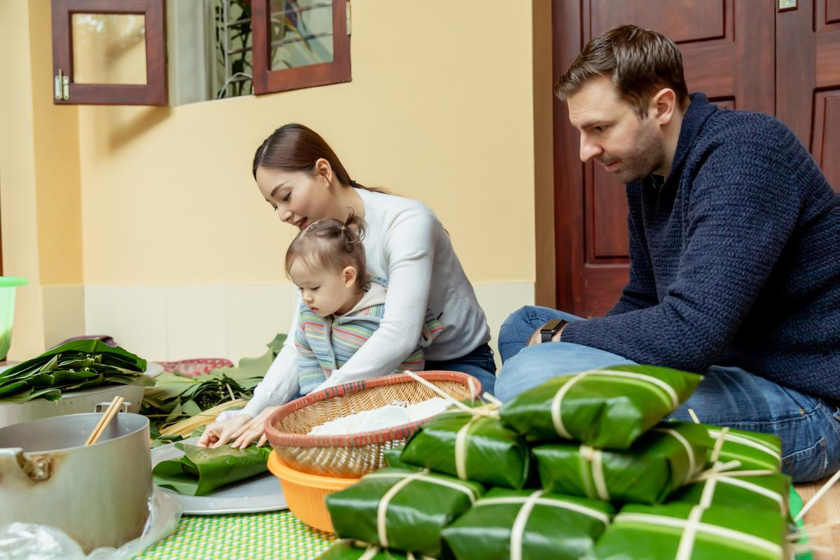 Con gái Lan Phương thích thú cùng bố mẹ gói bánh chưng ngày Tết Ảnh 3