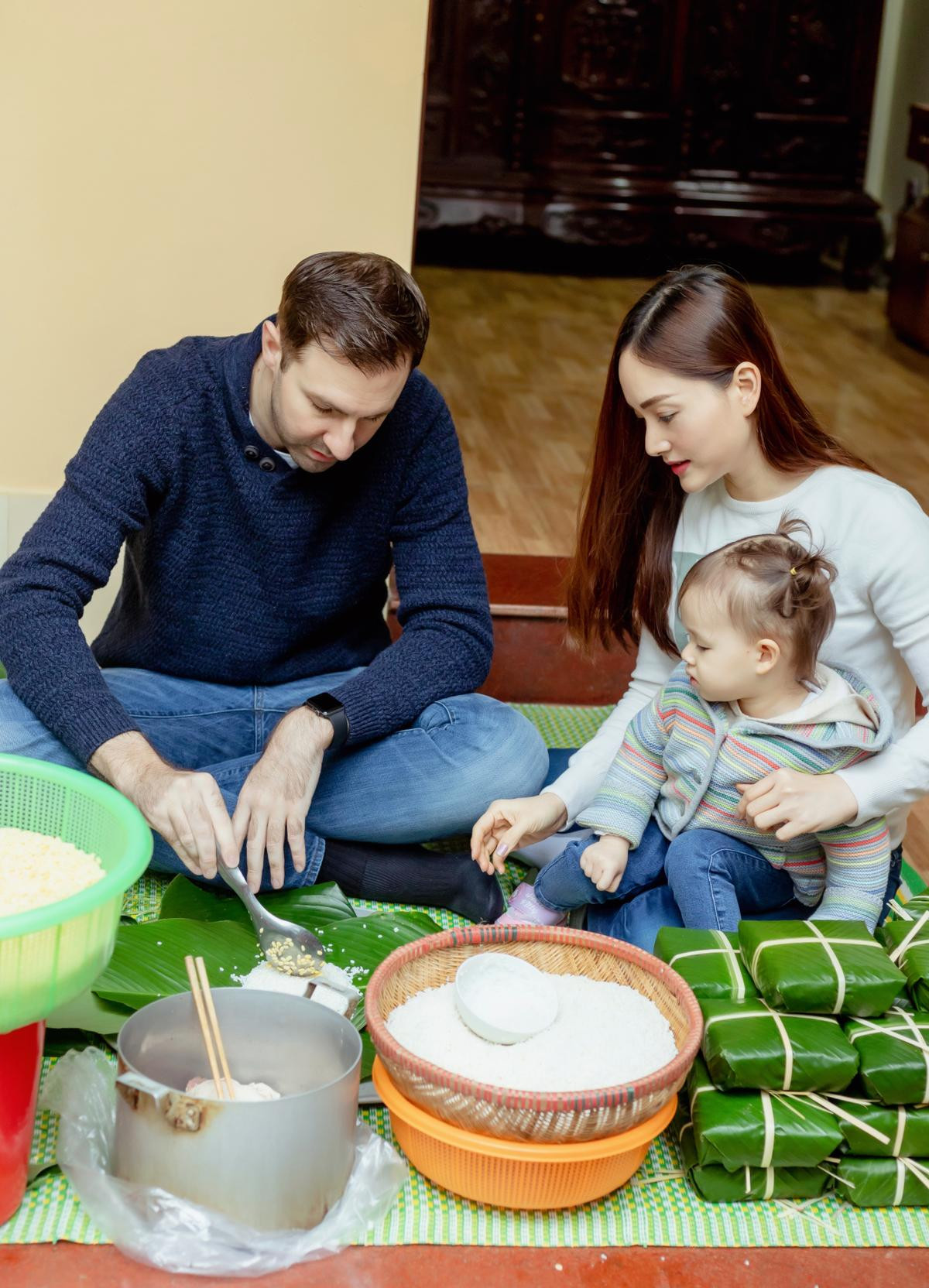 Con gái Lan Phương thích thú cùng bố mẹ gói bánh chưng ngày Tết Ảnh 4