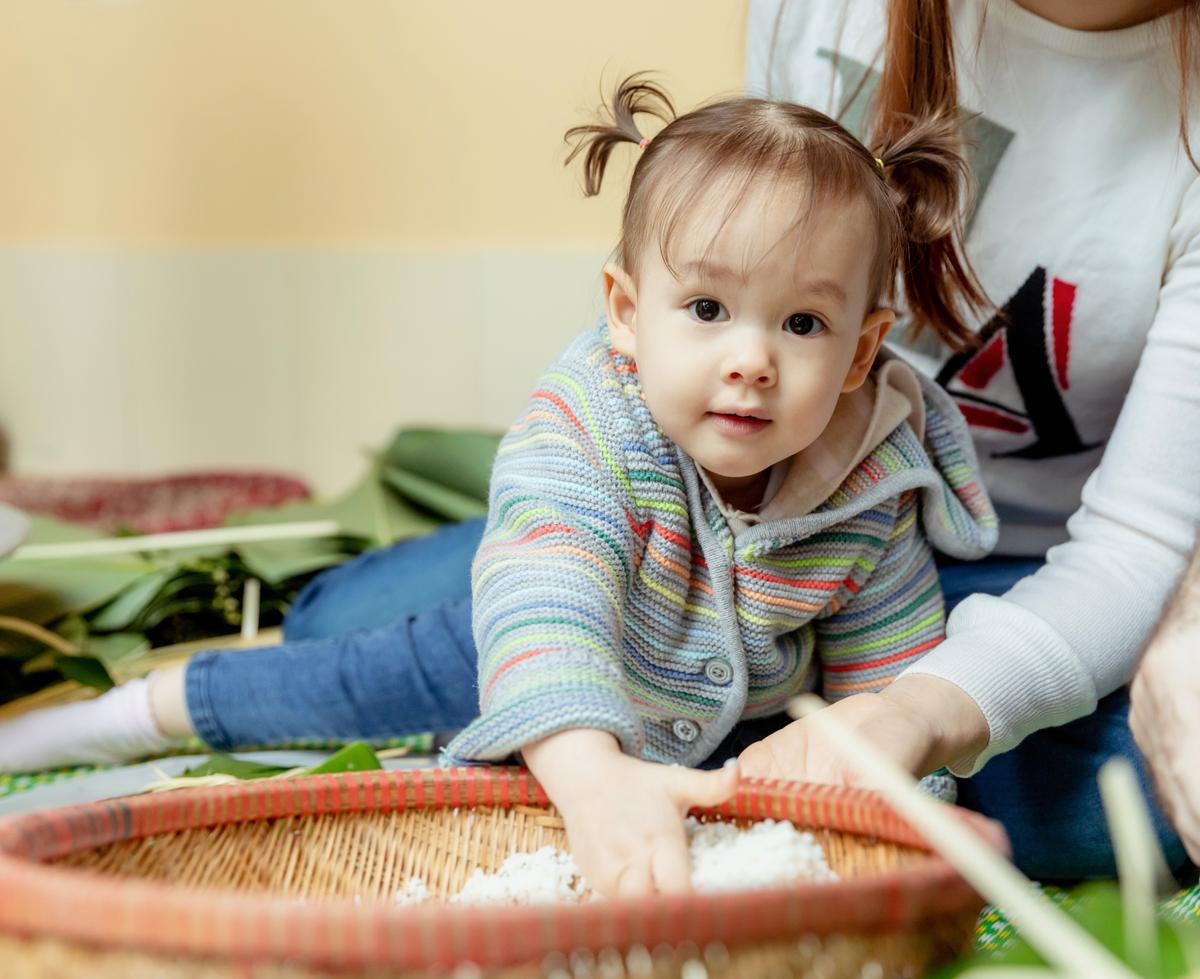 Con gái Lan Phương thích thú cùng bố mẹ gói bánh chưng ngày Tết Ảnh 6