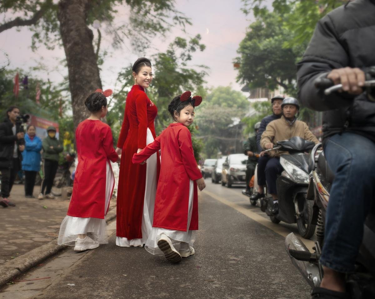 3 mẹ con Thanh Hương mặc đồ đôi dạo phố du xuân hút bao ánh nhìn Ảnh 3