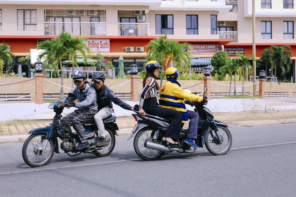 Giao thừa Tết Canh Tý xem tập 4 'Bố già': Mâu thuẫn đỉnh điểm, Tuấn Trần cầm dao đe dọa Trấn Thành? Ảnh 2