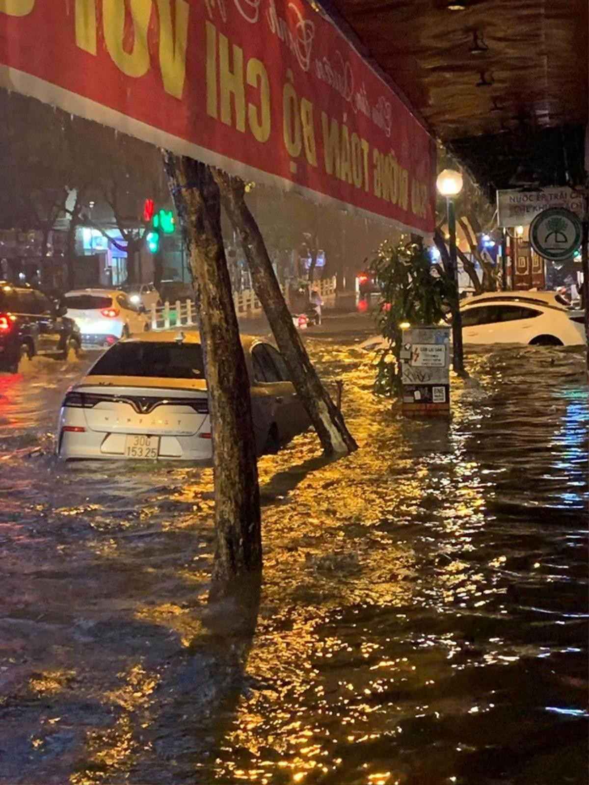 Mưa lớn gây ngập lụt, ô tô kẹt giữa biển nước ở Hà Nội trong đêm giao thừa Ảnh 3