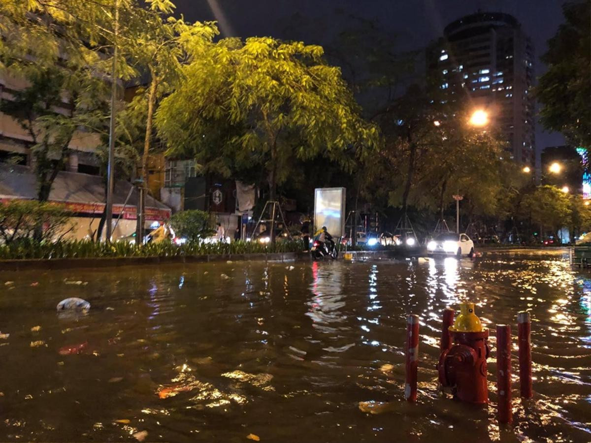 Mưa lớn gây ngập lụt, ô tô kẹt giữa biển nước ở Hà Nội trong đêm giao thừa Ảnh 6