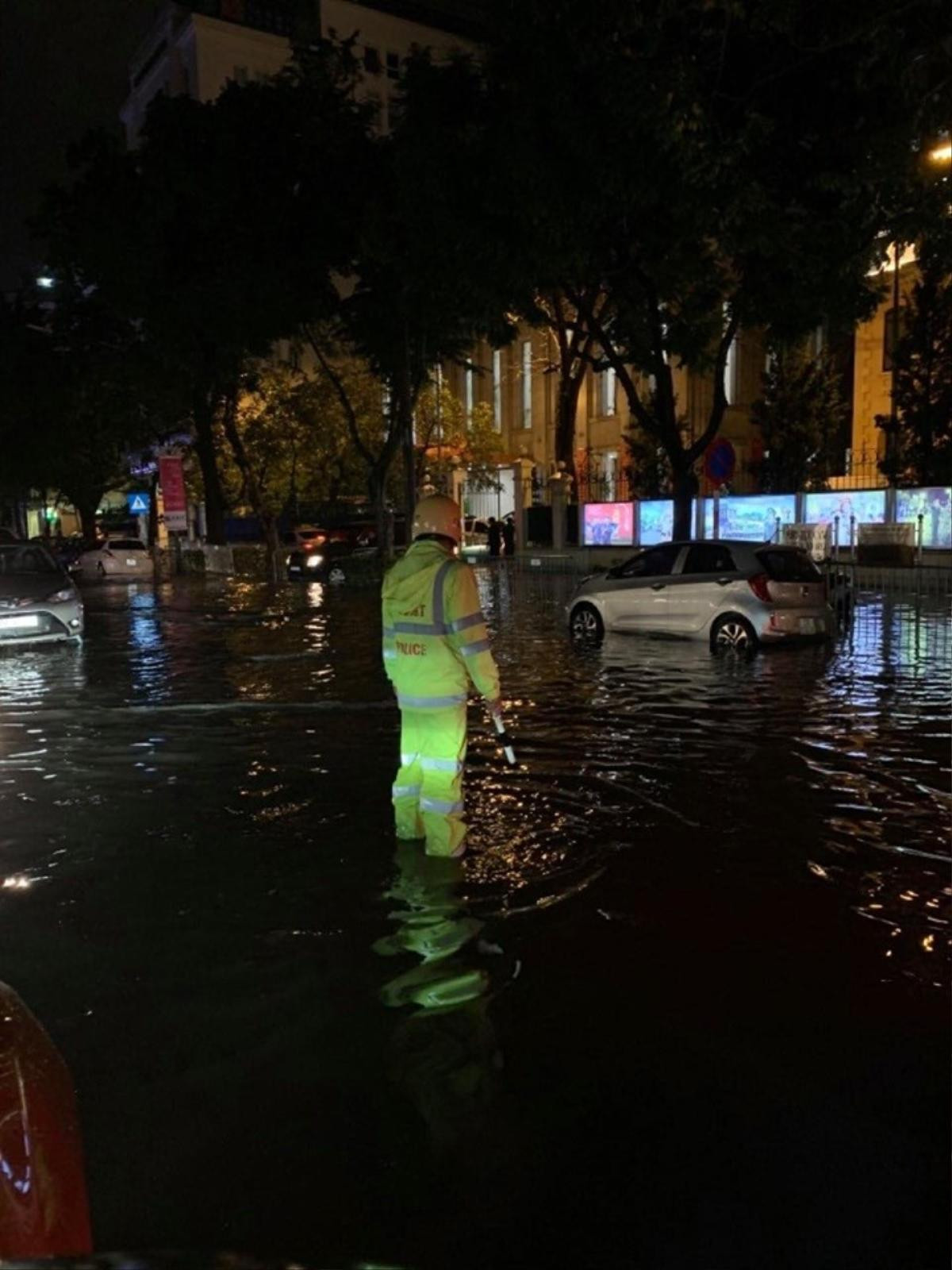 Mưa lớn gây ngập lụt, ô tô kẹt giữa biển nước ở Hà Nội trong đêm giao thừa Ảnh 10