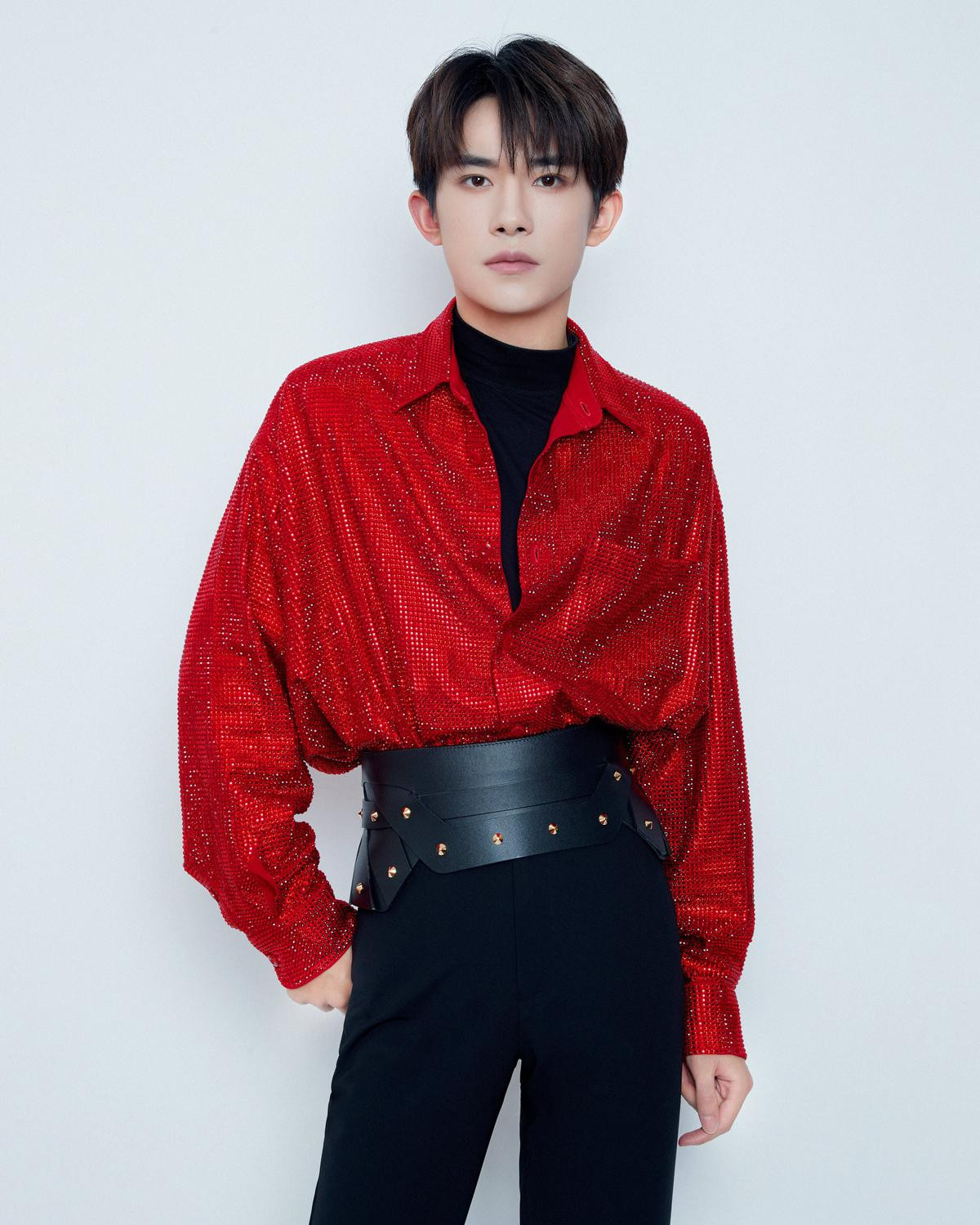 Rúng động trước bộ ảnh đỏ rực của 3 hoàng tử TFBOYS tại 'Xuân Vãn CCTV 2020' Ảnh 32