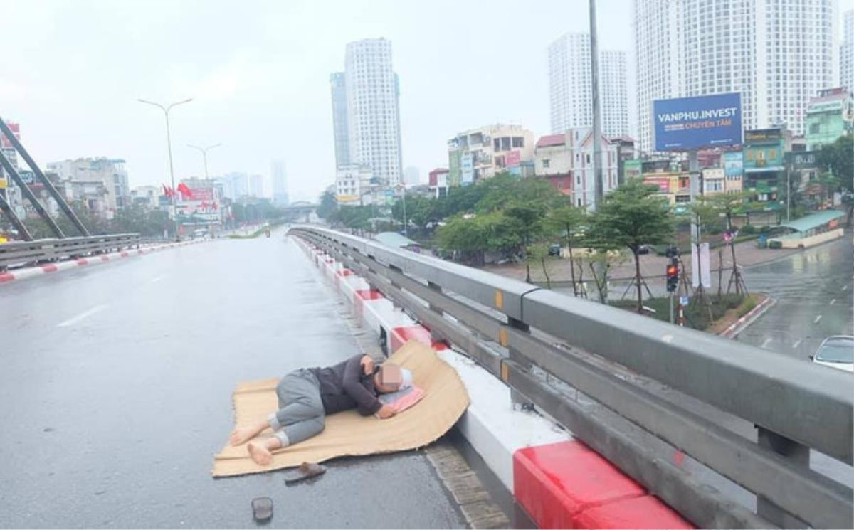 Nam thanh niên 'chơi trội' trải chiếu nằm giữa đường check-in ngày mùng 1 Tết Ảnh 2