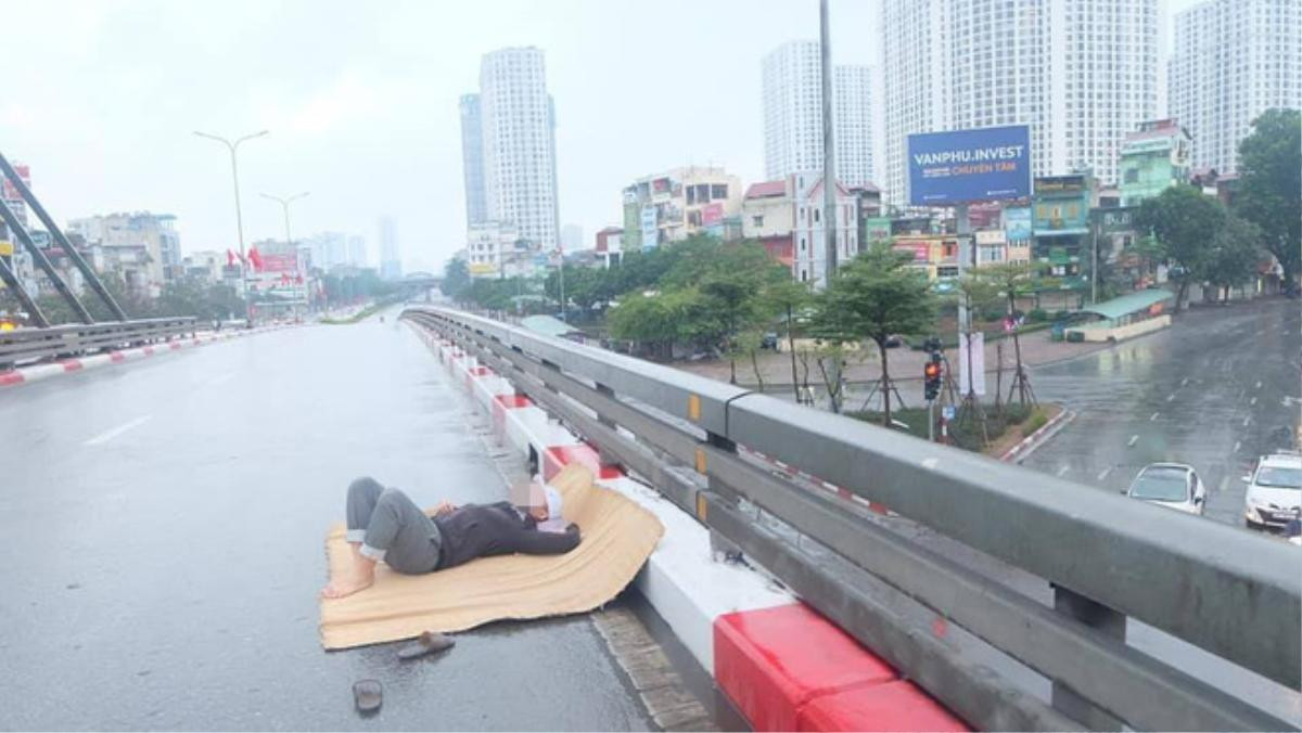 Nam thanh niên 'chơi trội' trải chiếu nằm giữa đường check-in ngày mùng 1 Tết Ảnh 4