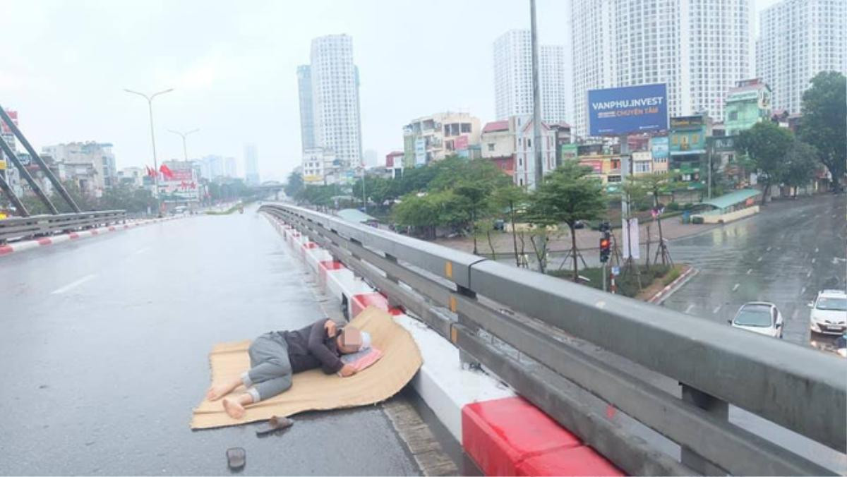 Nam thanh niên 'chơi trội' trải chiếu nằm giữa đường check-in ngày mùng 1 Tết Ảnh 3