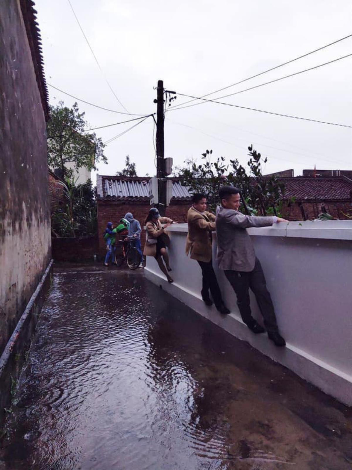 Mưa to gió lớn ngay mùng 1, dân tình đồng loạt khoe ảnh ì ạch lội nước, trèo tường đi chúc Tết Ảnh 2