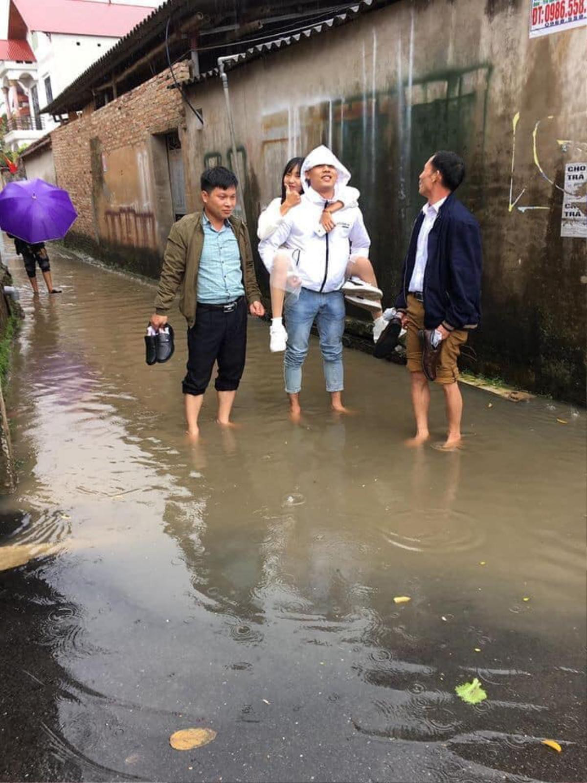 Mưa to gió lớn ngay mùng 1, dân tình đồng loạt khoe ảnh ì ạch lội nước, trèo tường đi chúc Tết Ảnh 3