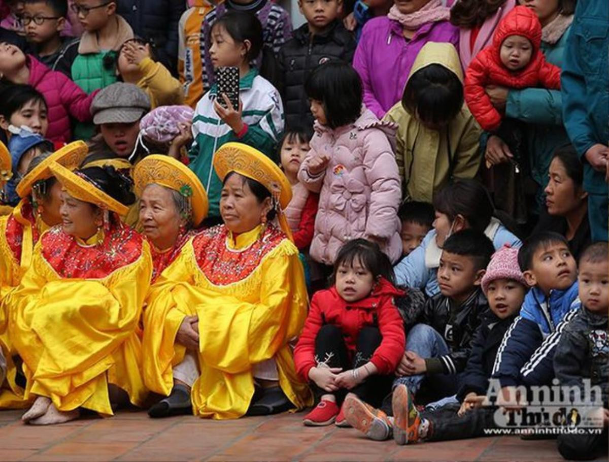 Đầu xuân xem người đội trâu rơm đi cày, trai giả gái tung trấu gieo mạ Ảnh 2