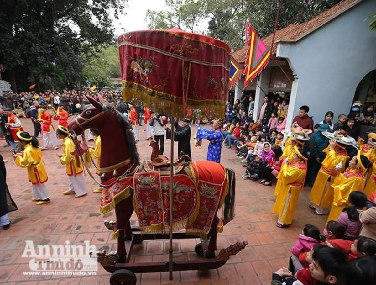 Đầu xuân xem người đội trâu rơm đi cày, trai giả gái tung trấu gieo mạ Ảnh 4