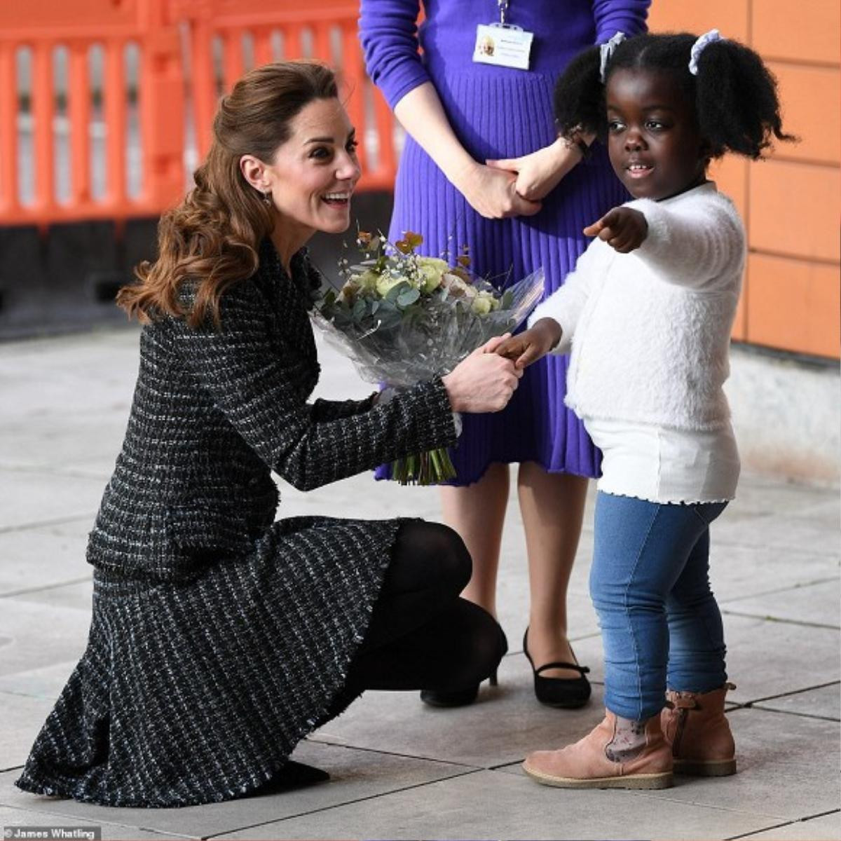 Công nương Kate Middleton mặc kín đáo thế mà cũng suýt bị lộ hàng bởi vì lý do sau Ảnh 6