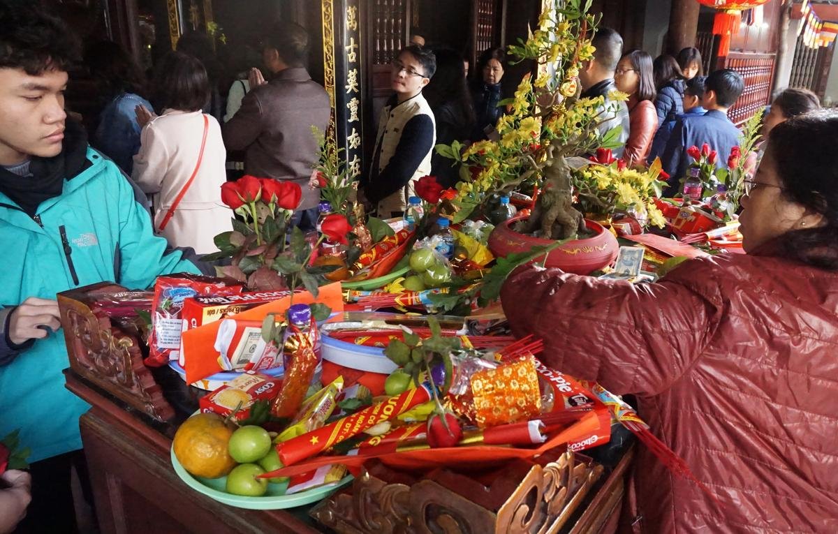 Người dân, công sở đổ xô tới chùa Hà cầu duyên ngày đầu tiên đi làm sau nghỉ Tết Ảnh 6