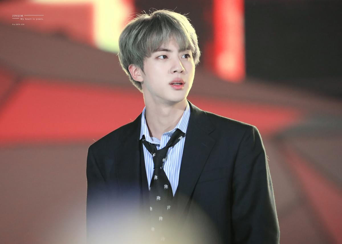 Jin (BTS) nhận được cúp 'Gương mặt điêu khắc đẹp trai nhất thế giới' Ảnh 9