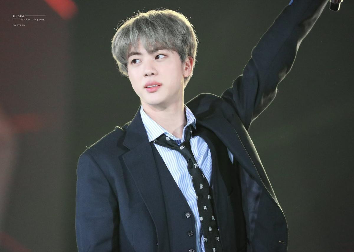 Jin (BTS) nhận được cúp 'Gương mặt điêu khắc đẹp trai nhất thế giới' Ảnh 8