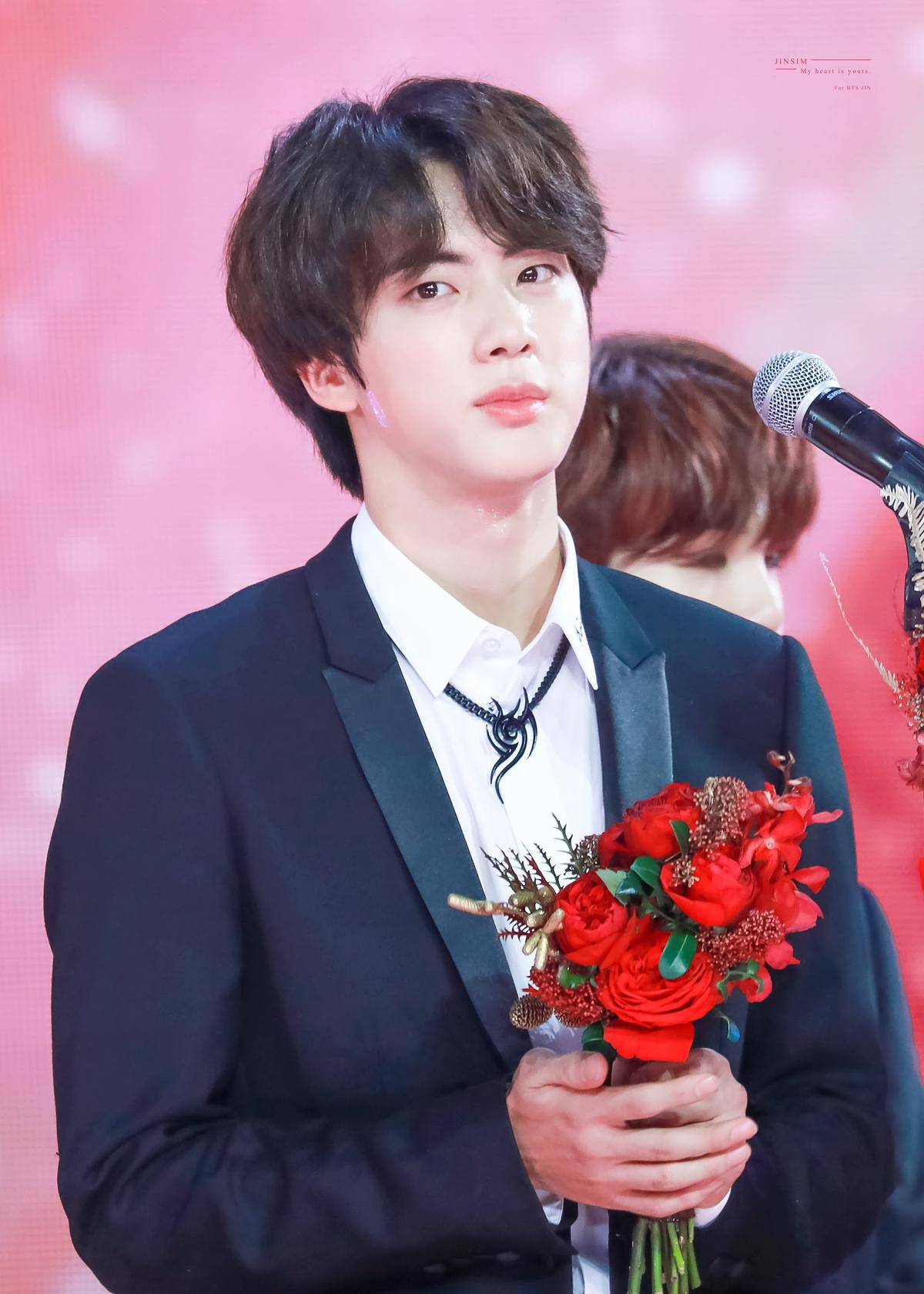 Jin (BTS) nhận được cúp 'Gương mặt điêu khắc đẹp trai nhất thế giới' Ảnh 10