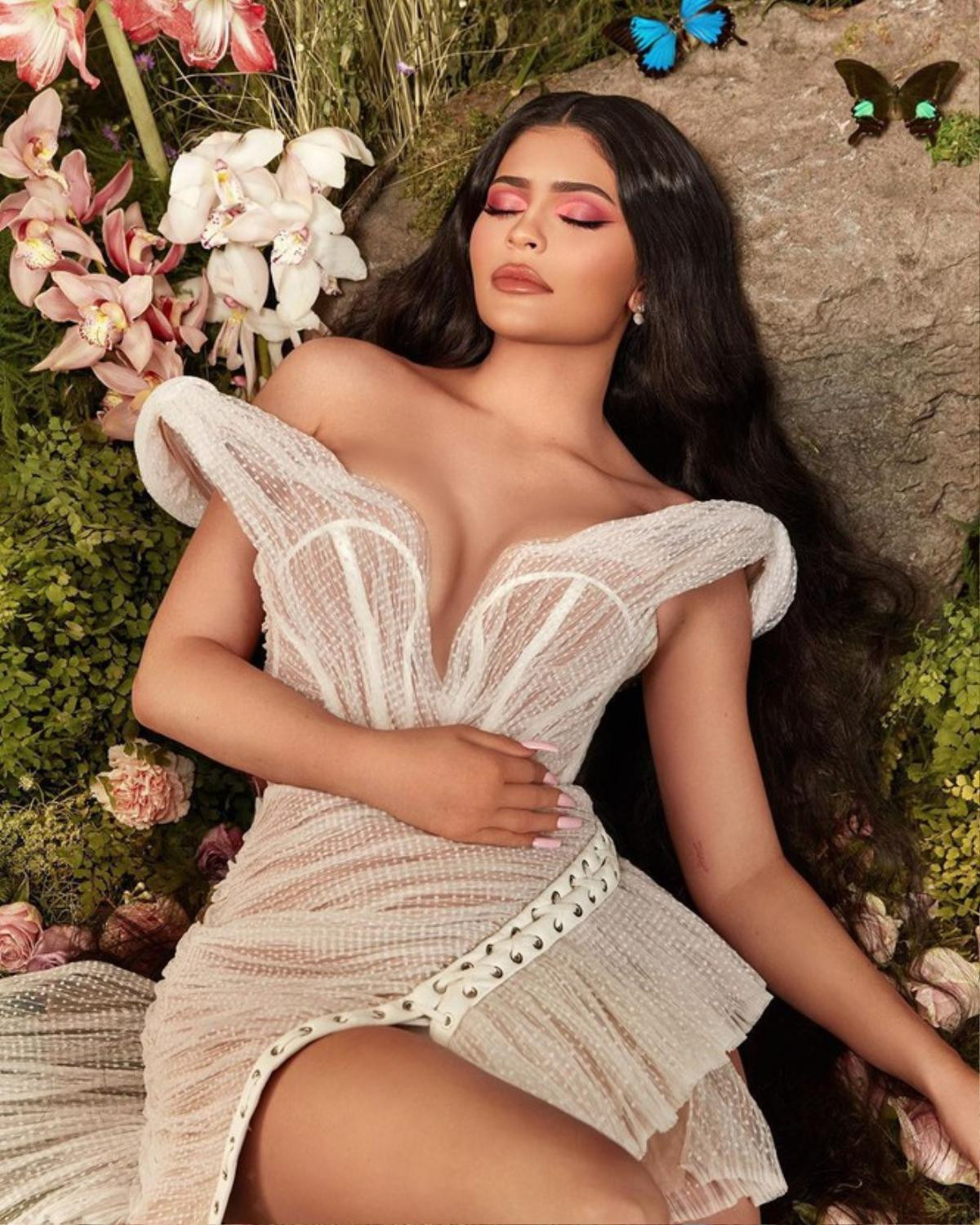 Kylie Jenner hóa thân thành nàng công chúa quyến rũ trong bộ váy xẻ ngực sâu Ảnh 2