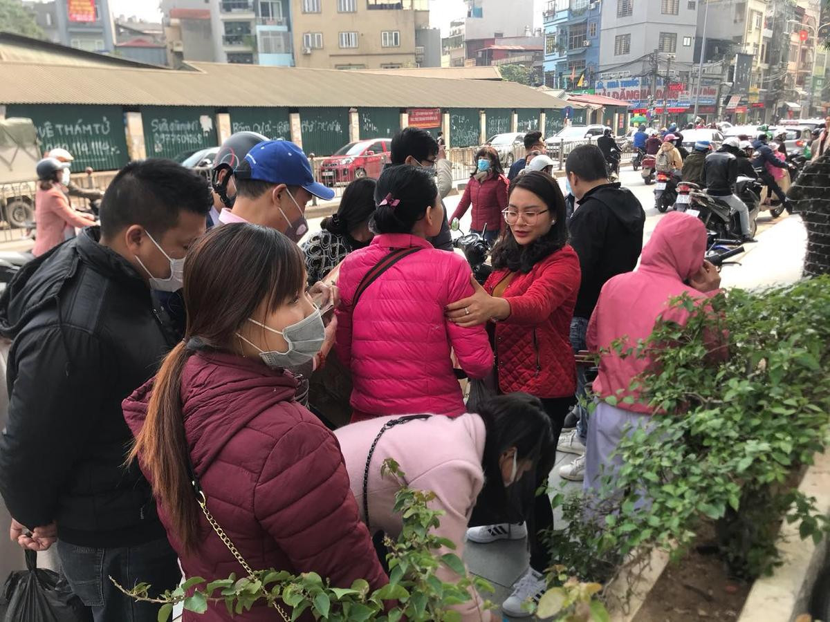 Hàng loạt cửa hàng tại chợ thuốc lớn nhất miền bắc treo biển hết hàng, con buôn ‘chặt chém’ 200 nghìn đồng hộp khẩu trang giữa dịch corona Ảnh 13