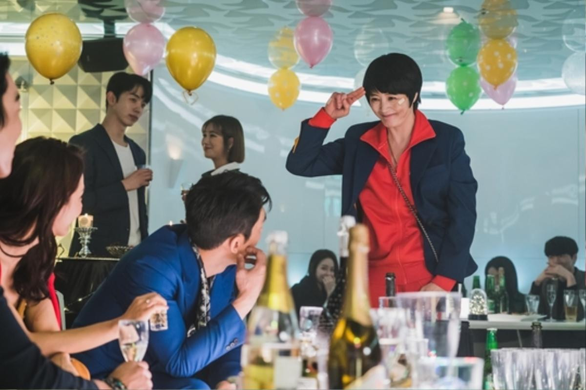 'Hyena': Chị đại Kim Hye Soo - Joo Ji Hoon 'yêu hay chết', khoảng cách 12 tuổi đáng là bao! Ảnh 1