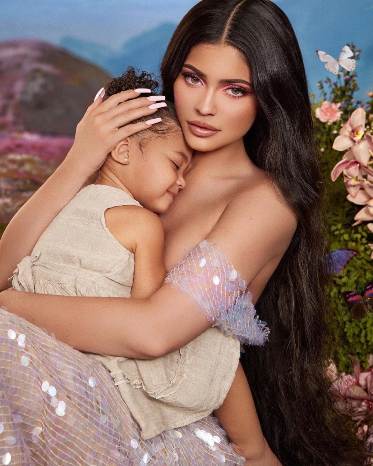 ‘Triệu phú’ Stormi 2 tuổi sẽ hợp tác cùng mẹ Kylie Jenner trong BST mỹ phẩm Valentine Ảnh 3