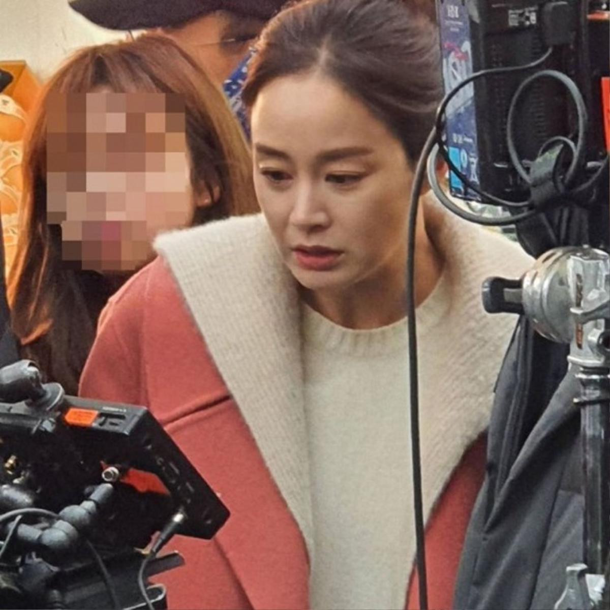 Giật mình với nhan sắc của Kim Tae Hee khi bị chụp lén Ảnh 2