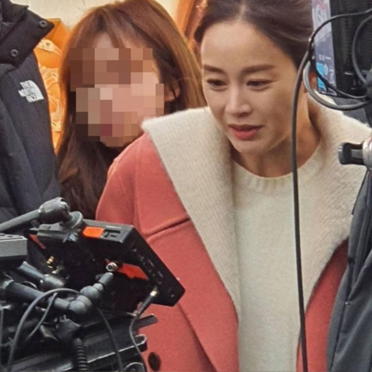 Giật mình với nhan sắc của Kim Tae Hee khi bị chụp lén Ảnh 3