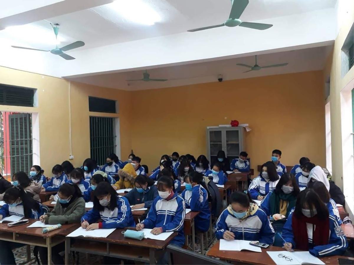 Học sinh miền Bắc đeo khẩu trang khi lên lớp do lo ngại virus Corona Ảnh 2