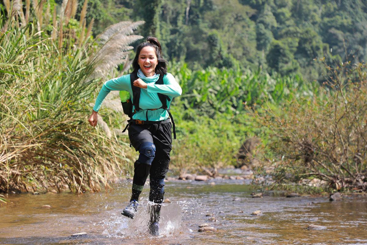 Không váy áo lộng lẫy, H'Hen Niê đẹp thuần khiết hòa hợp cùng thiên nhiên Ảnh 5