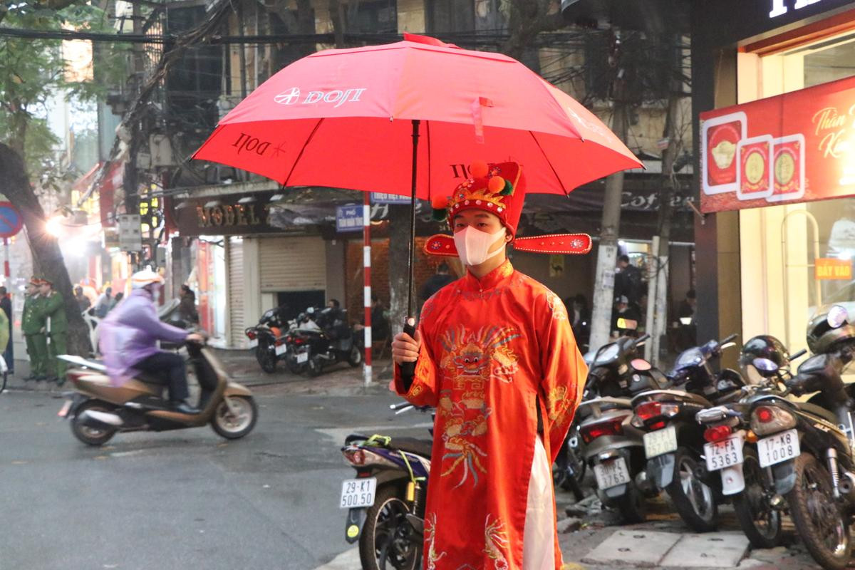 Mưa rét và dịch corona, người dân vẫn chen chân mua vàng lấy may ngày vía Thần Tài Ảnh 10