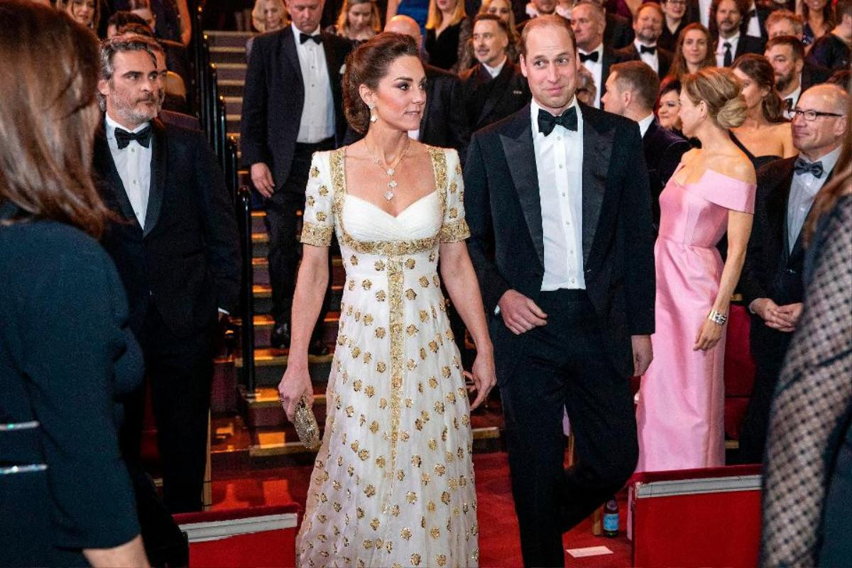 Vợ chồng hoàng tử William và Catherine diện lại đồ cũ đến tham dự thảm đỏ BAFTAs 2020 Ảnh 3