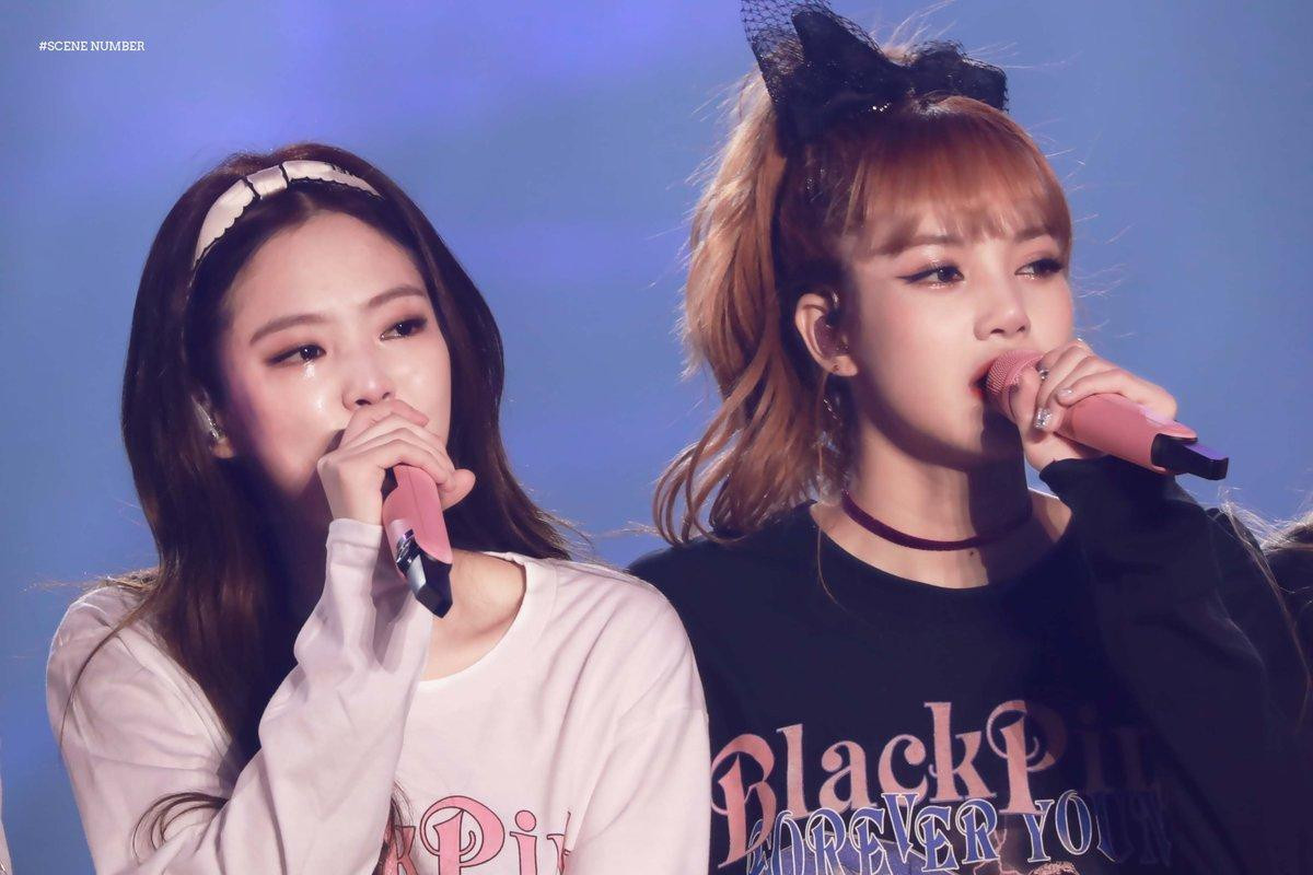 BLACKPINK và những lần bật khóc nức nở trước người hâm mộ Ảnh 1