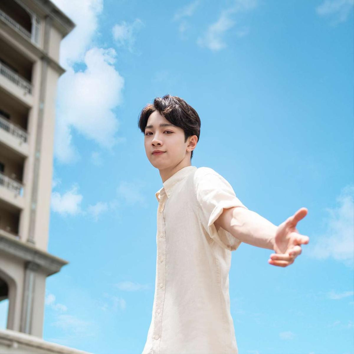 Lo lắng KuanLin (Wanna One) im hơi lặng tiếng quá lâu, fan đành hỏi thăm tình hình từ… bố anh chàng Ảnh 1