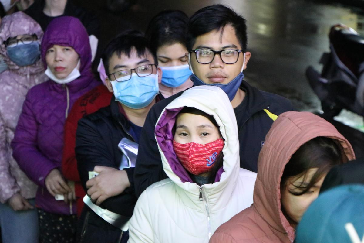 Gần nửa đêm, hàng trăm người dân chung cư Linh Đàm đội mưa xếp hàng mua khẩu trang giữa dịch corona Ảnh 14