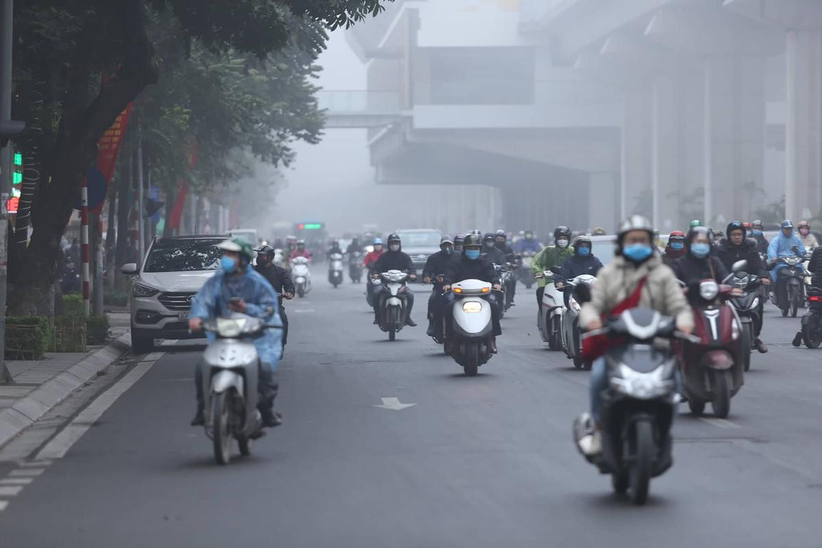 Sương mù dày đặc khiến Hà Nội hoá Sa Pa, tầm nhìn không quá 100 mét Ảnh 9