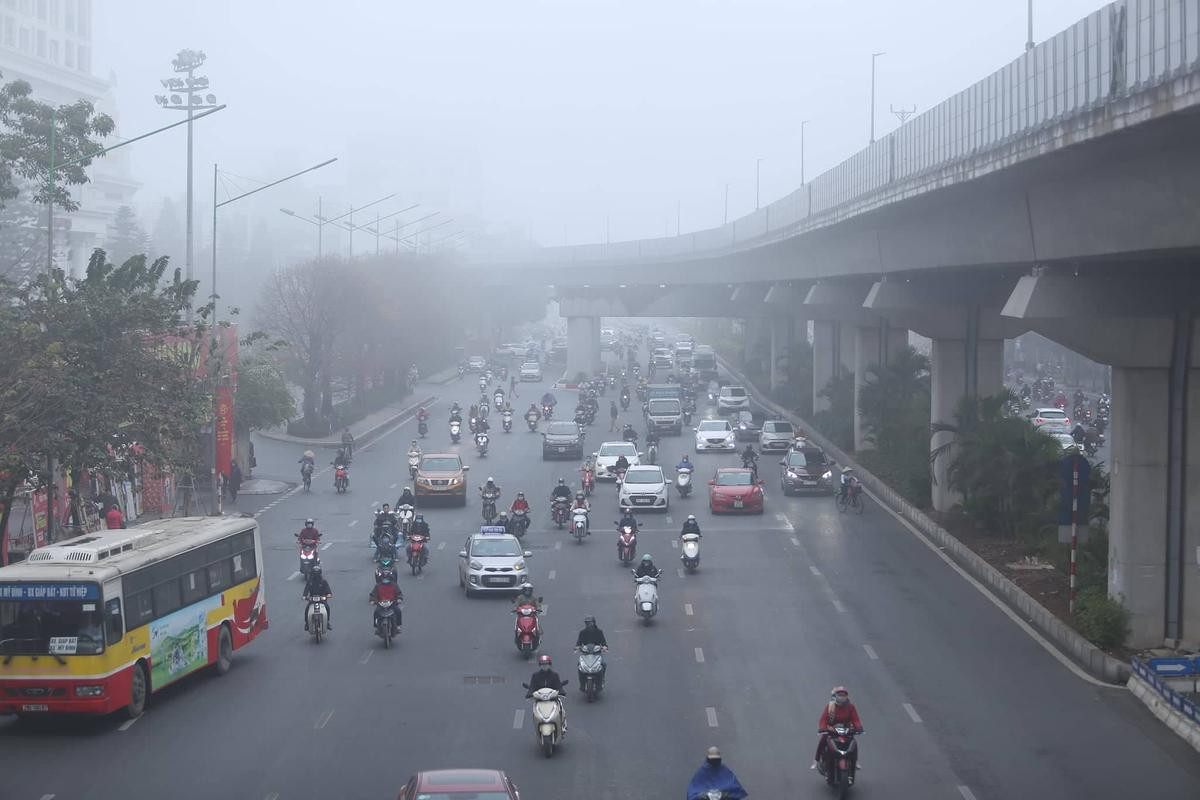 Sương mù dày đặc khiến Hà Nội hoá Sa Pa, tầm nhìn không quá 100 mét Ảnh 3