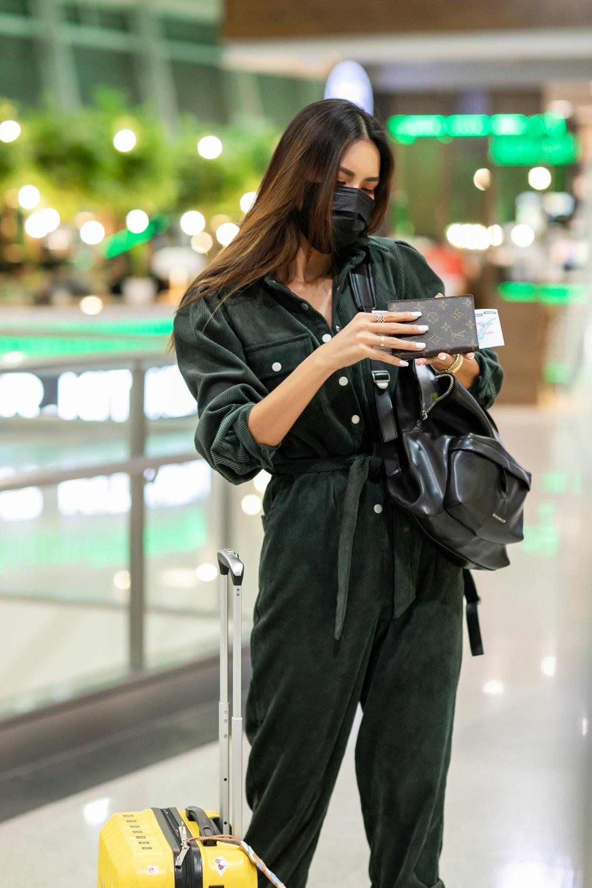 Minh Tú mặc jumpsuit cute nhưng vẫn lén khoe vòng 1 tại sân bay, sang Mỹ tham dự New York Fashion Week Ảnh 3