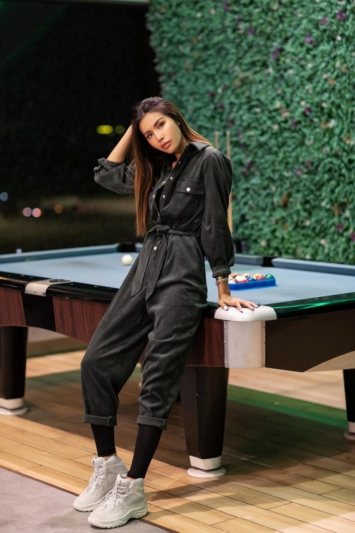 Minh Tú mặc jumpsuit cute nhưng vẫn lén khoe vòng 1 tại sân bay, sang Mỹ tham dự New York Fashion Week Ảnh 7