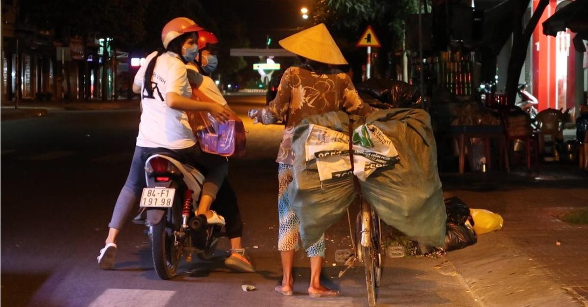 Fan Sơn Tùng M-TP ở Trà Vinh thực hiện chiến dịch tặng khẩu trang miễn phí cho công nhân vệ sinh đường phố Ảnh 3