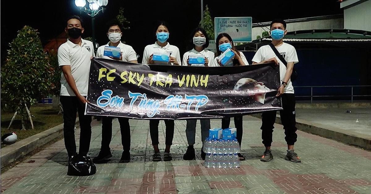 Fan Sơn Tùng M-TP ở Trà Vinh thực hiện chiến dịch tặng khẩu trang miễn phí cho công nhân vệ sinh đường phố Ảnh 1